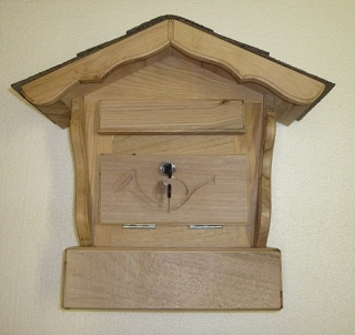 Dřevěná poštovní schránka s řezbou